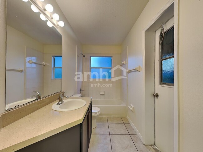 Building Photo - 11906 Timberhill Dr