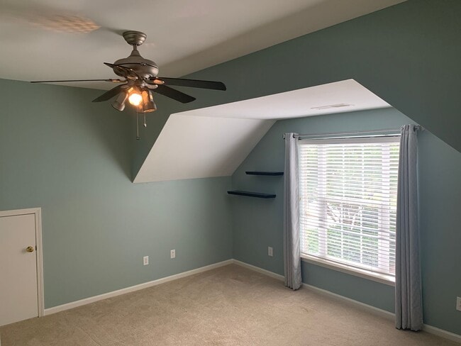 Building Photo - Move-in Ready 5 bedroom, 3.5 bath house lo...