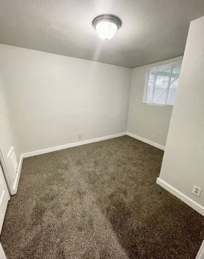Building Photo - Harrington Unit B