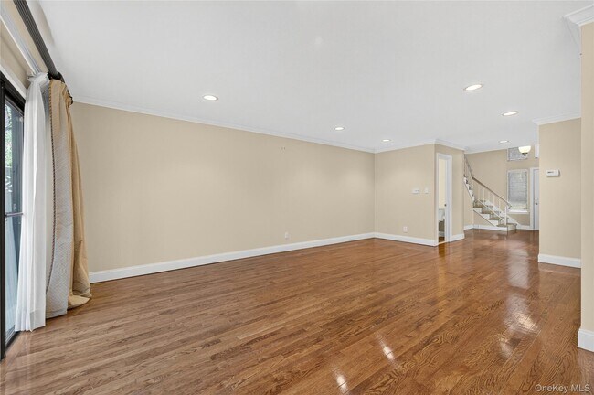 Building Photo - 7 Meadowood Dr