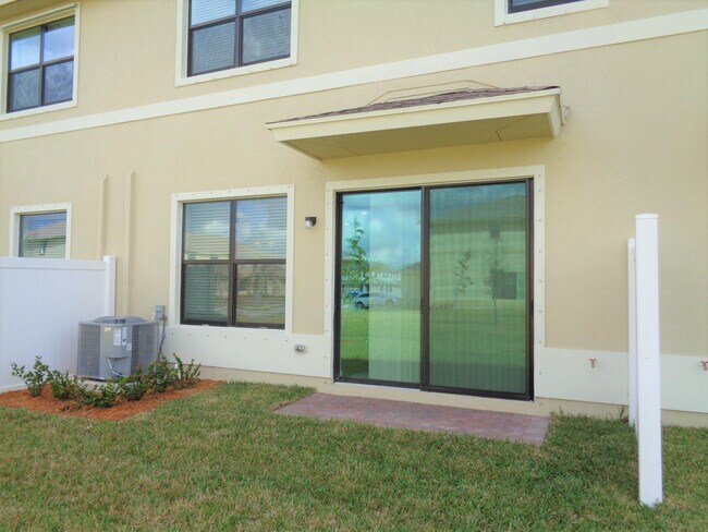 Building Photo - 10004 W Villa Cir