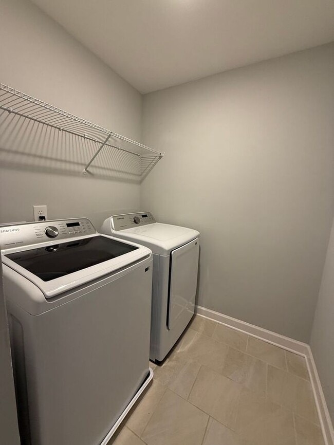 Building Photo - FOR RENT - Beautiful Townhome in Henderson...