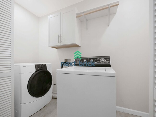 Building Photo - Beautiful 5-Bed Single-Family Home in Prime Kirkland Location!