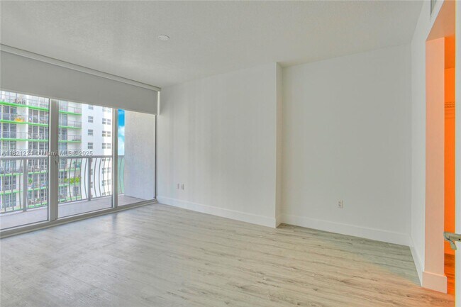 Building Photo - 1750 N Bayshore Dr