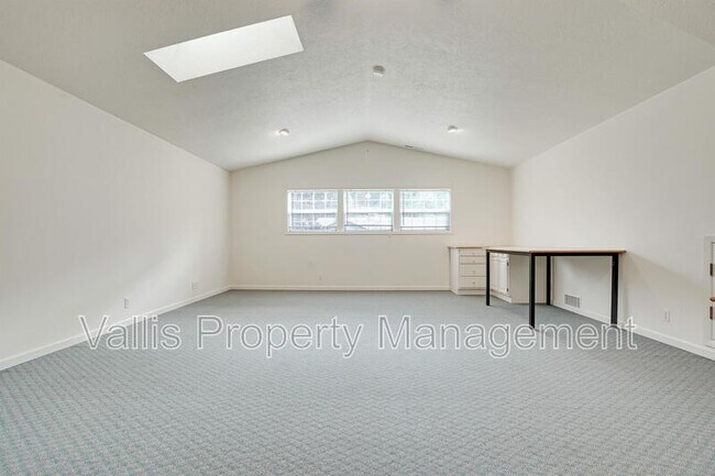 Building Photo - 3385 Camellia Dr S