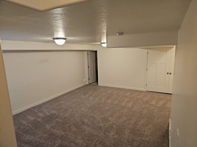 Building Photo - August free! 3 Bed/3.5 Bath Town Home for Rent in Bluffdale!