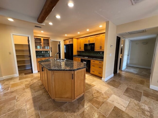 Building Photo - Modern Living Meets Outdoor Luxury in North Phoenix