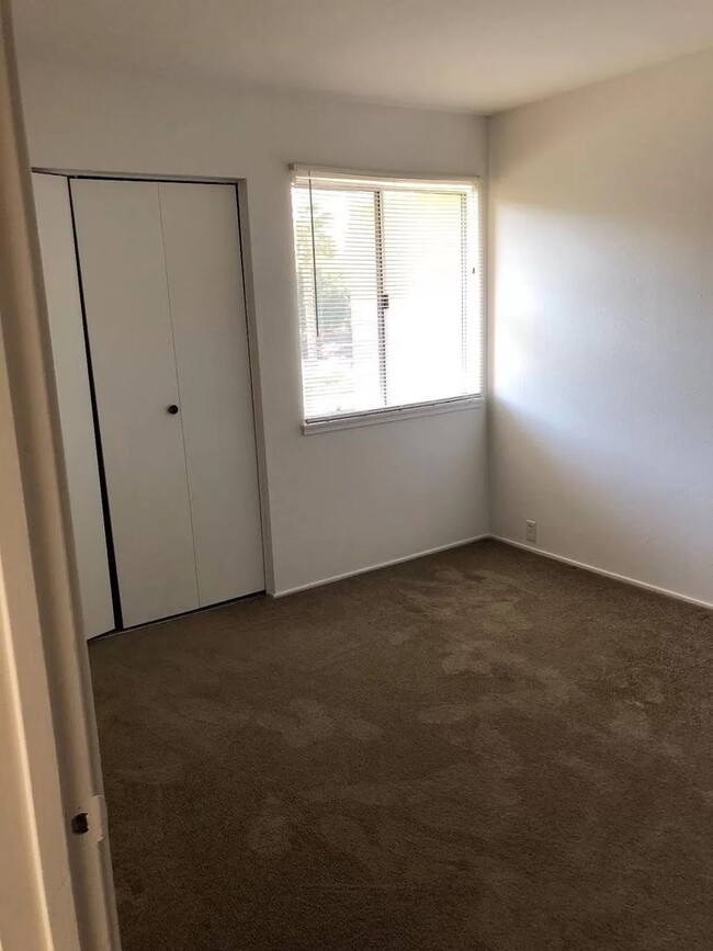 Building Photo - Davis 3 bedroom 2 bath condo in a great lo...