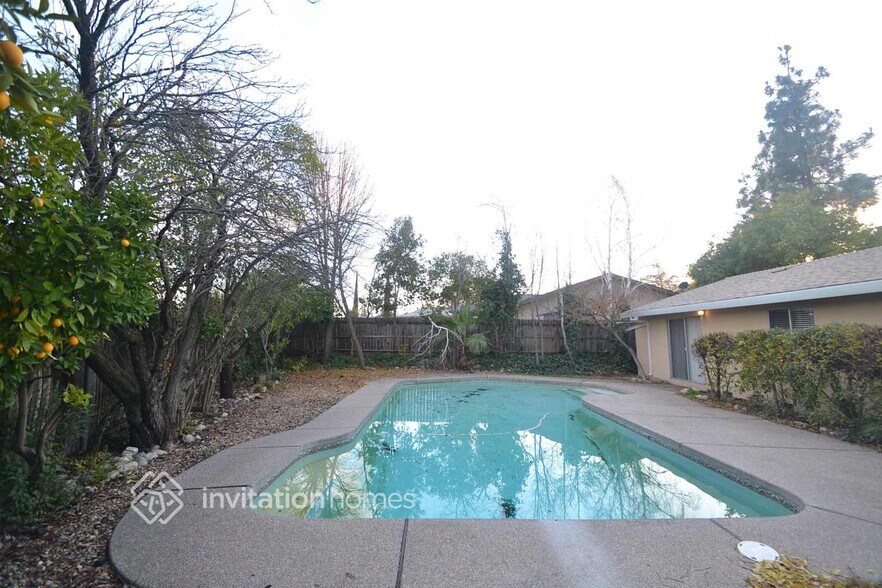 Building Photo - 402 Springvalley Dr