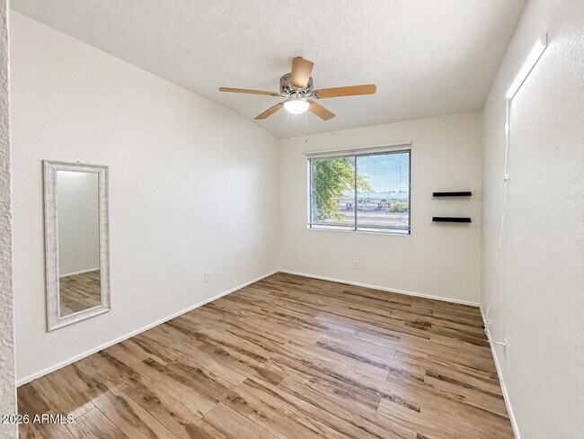 Building Photo - 5934 N 48th Ln