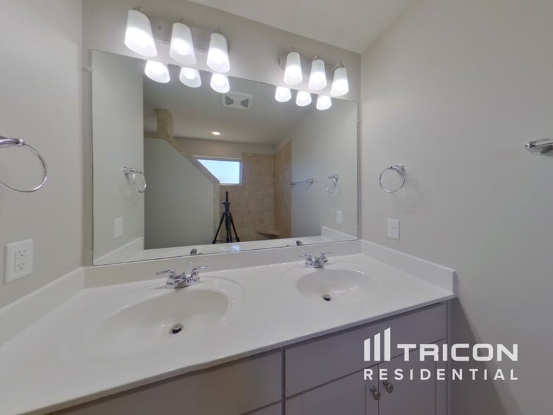 Building Photo - 4941 Kingdom Dr