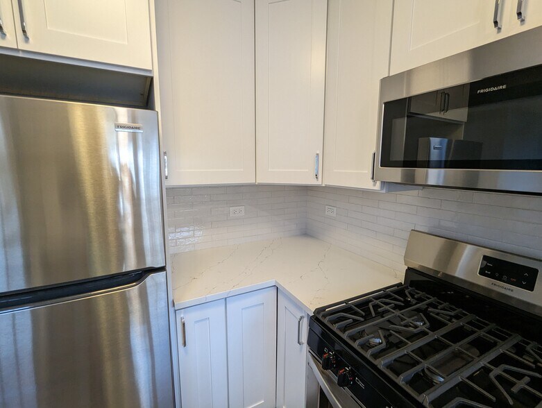 Building Photo - 3935 N Janssen Ave