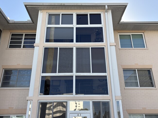 Building Photo - 200 The Esplanade N