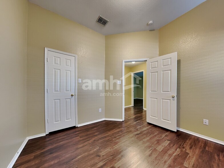 Building Photo - 9613 Glenshee Dr