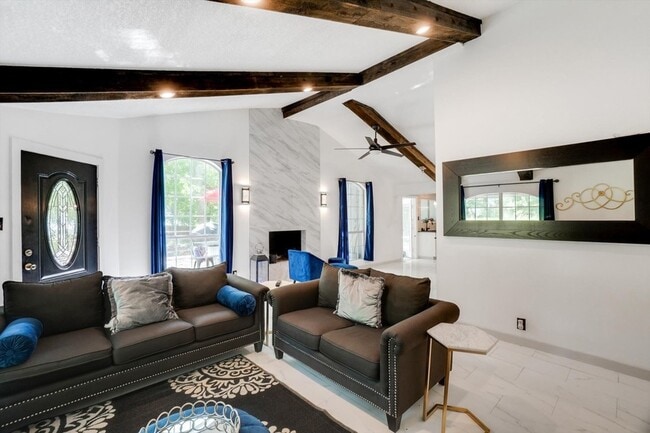 Building Photo - 624 Apache Trail