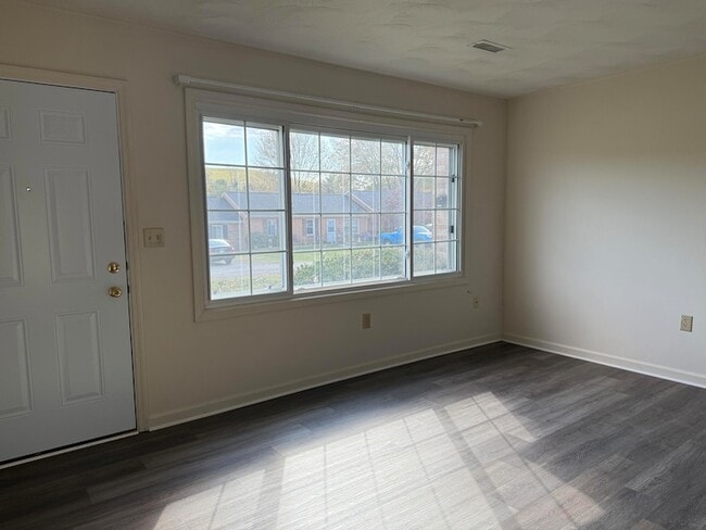 Building Photo - 1101 Lakeview Pl