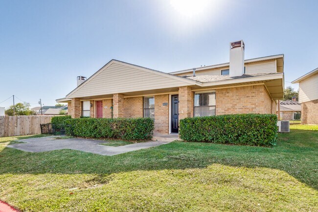 Primary Photo - Charming 2-Bedroom Townhome in North Irving with Spacious 2-Car Garage
