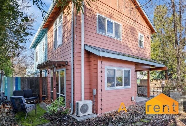 Building Photo - Stylish Ashland One Bedroom Townhouse with Private Patio and Radiant Heated Floors