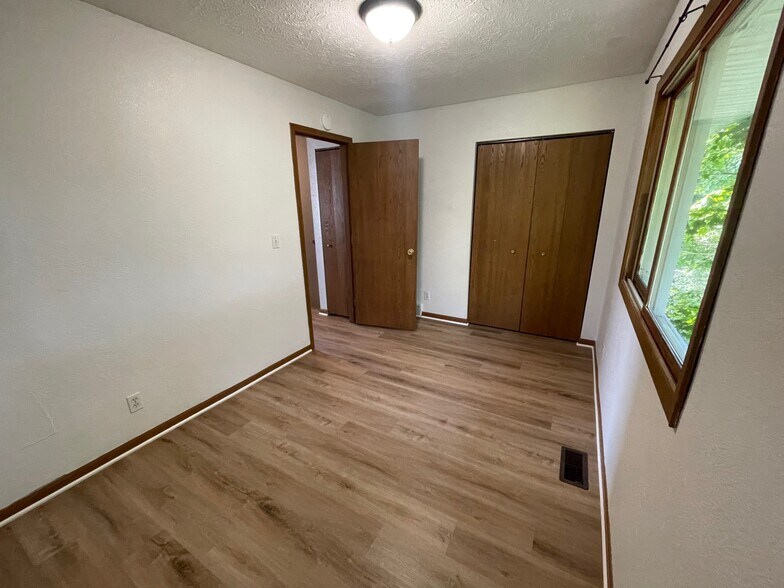 Building Photo - 1787 Apartment Dr