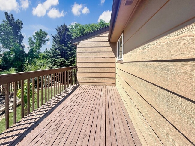 Building Photo - $0 DEPOSIT OPTION. DESIRABLE DAKOTA STATION SPLIT-LEVEL HOME WITH 3 BEDROOMS, 2 BATHS, AND SPACIO...