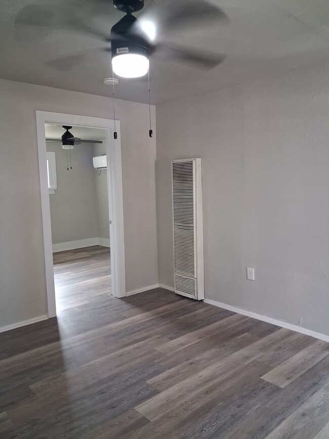 Building Photo - Cute Updated One Bedroom Near Park & Schools!  Pets Welcome!
