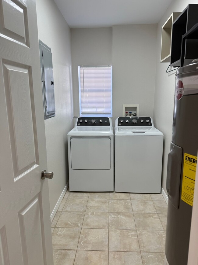 Building Photo - Awesome location and close to a park!