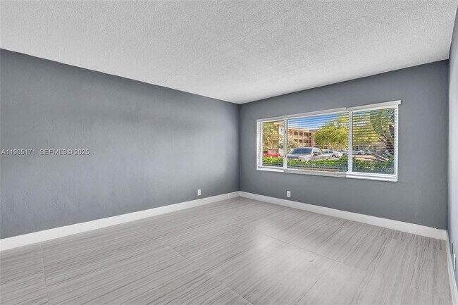 Building Photo - 101 SE 6th Ave