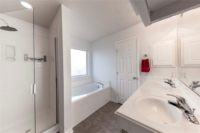 Building Photo - 13907 Bonnetbriar Ln