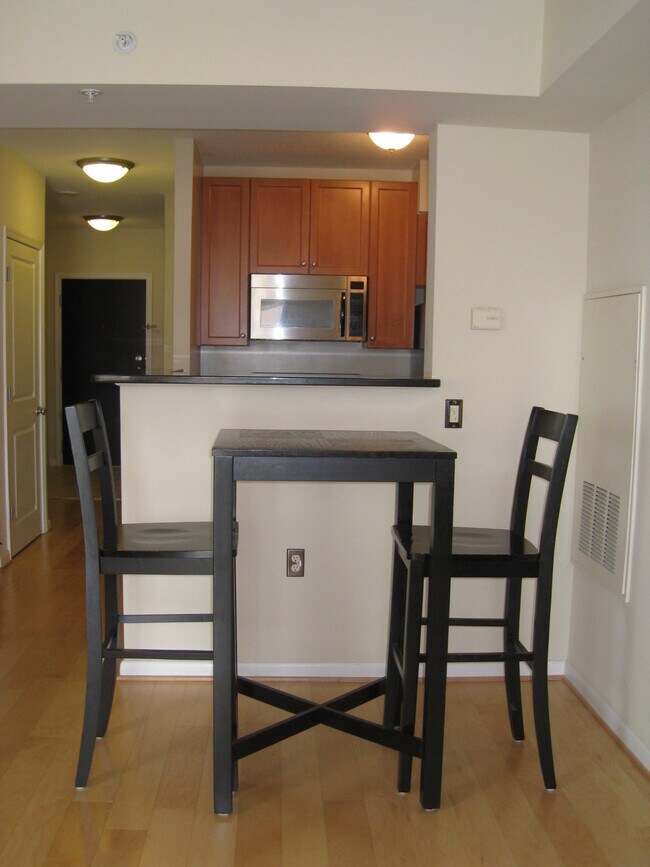 Plenty of space for dining - 851 N Glebe Rd