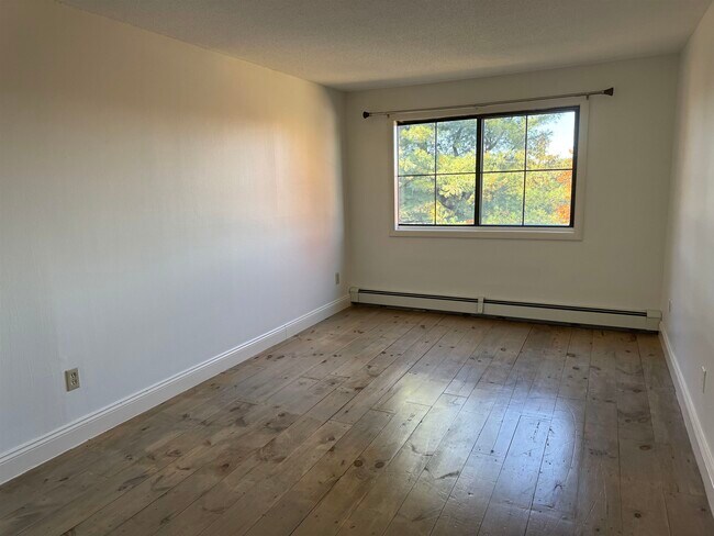 Building Photo - 136 Mammoth Rd