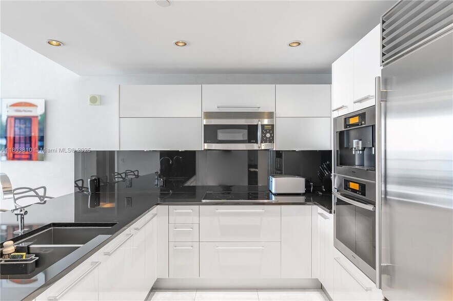 Building Photo - 17121 Collins Ave