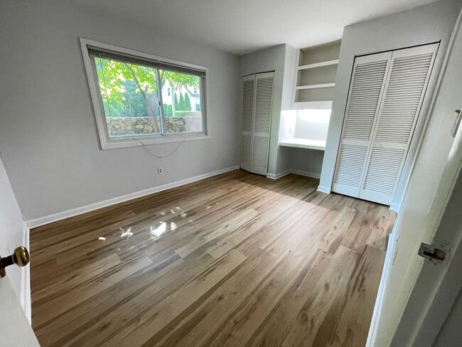 Building Photo - Sleek, Stylish 2br 2ba upper level condo in Chancellor Square, walking distance to Campus, downtown!