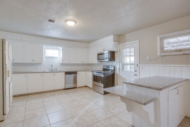 Building Photo - Spectacular Three Bedroom Home Nestled Nea...
