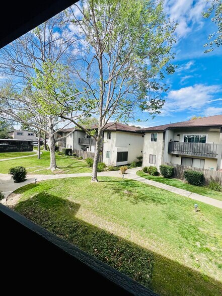 Building Photo - 1676 Maple Ave