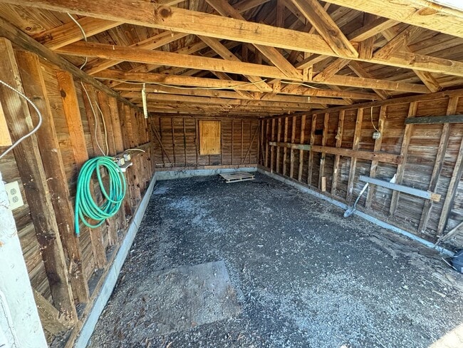 Building Photo - 2Bd/1Ba Fully Renovated 2024 House with Fe...