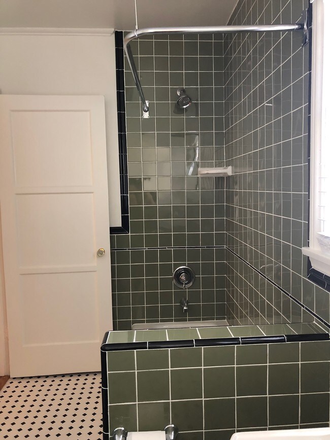 Building Photo - 316 N Bushnell Ave