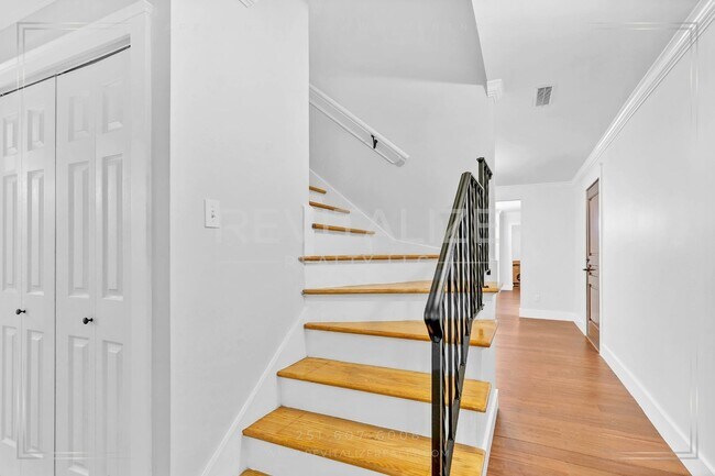 Building Photo - Newly Renovated 3 Bed / 2.5 Bath with Doub...