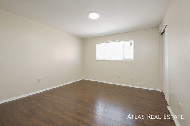 Building Photo - Spacious 2 bed 1 bath unit in Lakewood ! F...