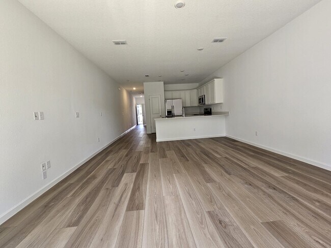 Building Photo - 717 Holly Lakes Dr