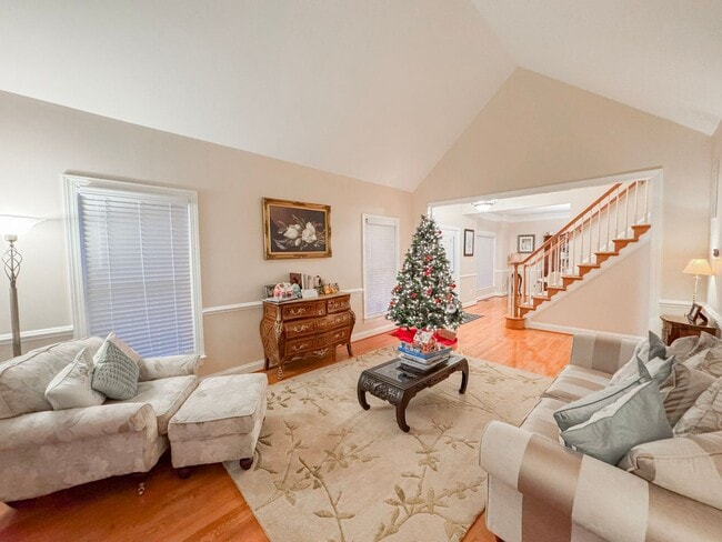 Building Photo - Lavish 4 Bed 3.5 Bath Home With Sunroom & Large Recreation Room In Desired South Riding