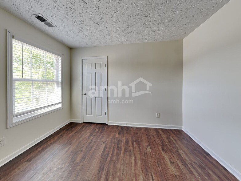 Building Photo - 104 Arbor Creek Way