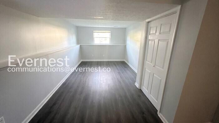 Building Photo - 2865 Chatsworth Way