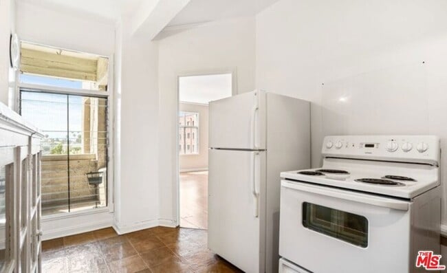 Building Photo - 634 S Gramercy Pl