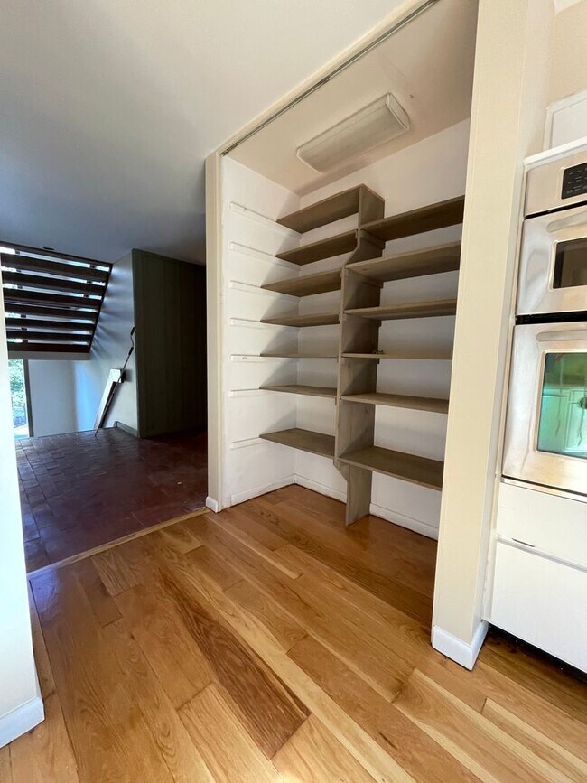 Building Photo - Glenview Hills HUGE 3 Bedroom 2.5 Bath Hom...