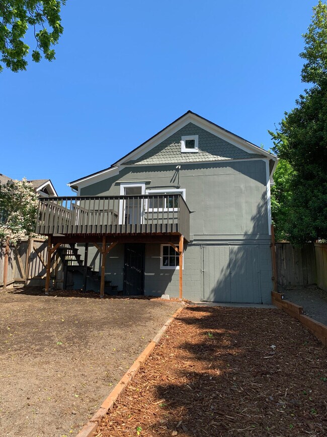 Building Photo - Very Cute 2 bedroom, 3/4 bath updated home...