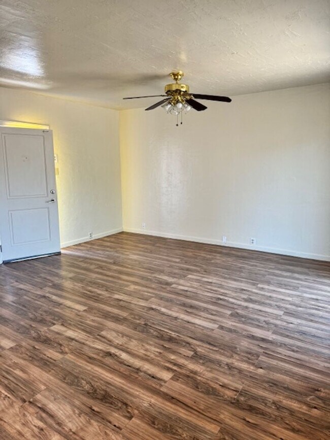 Building Photo - Cute 2 Bedroom in West Redding