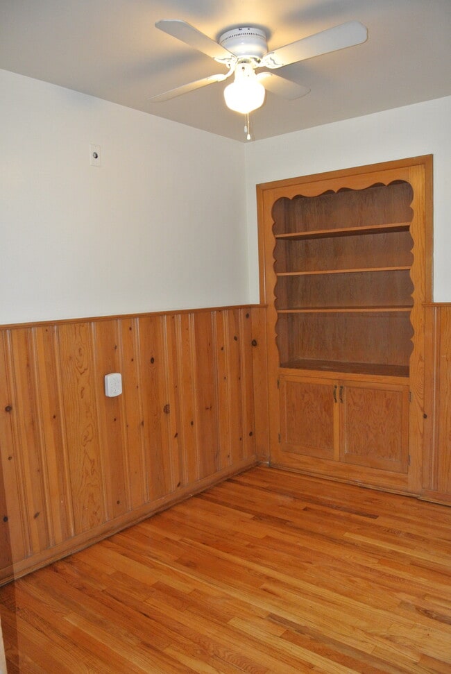 dining/desk area - 2935 Linwood Ave