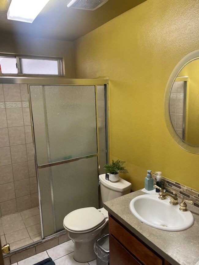 Building Photo - Enchanting Delano property just minutes fr...