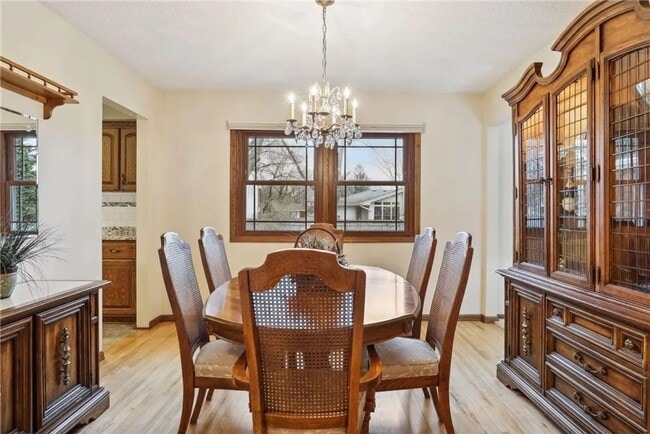 Building Photo - Charming 3-bedroom, 2-bathroom home located in the heart of Woodbury