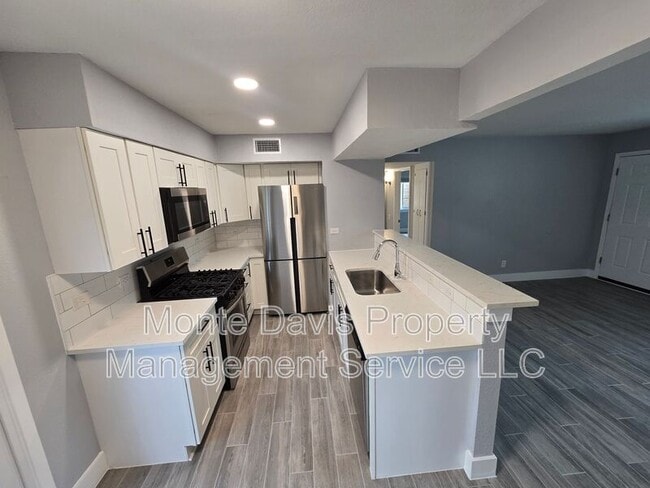 Building Photo - 2504 Manor Cir